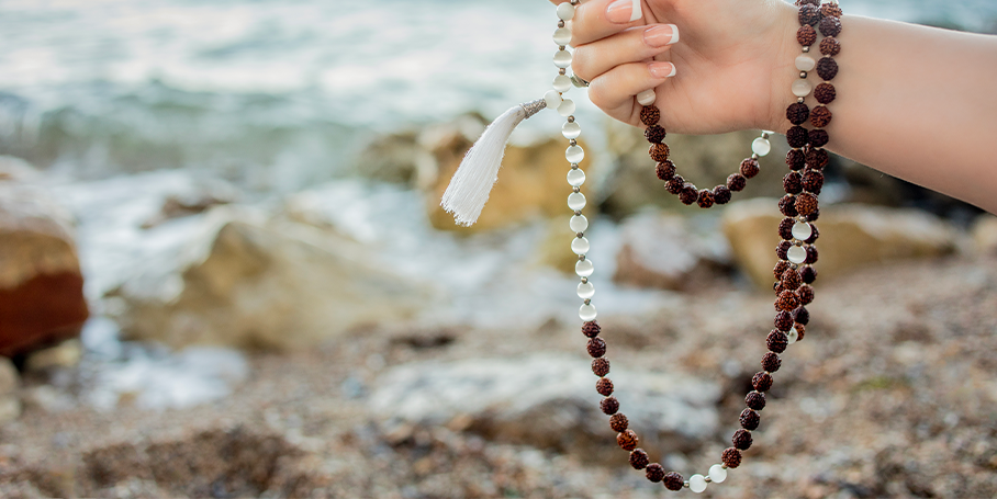 Comment utiliser un mala tibétain : guide des perles et mantras