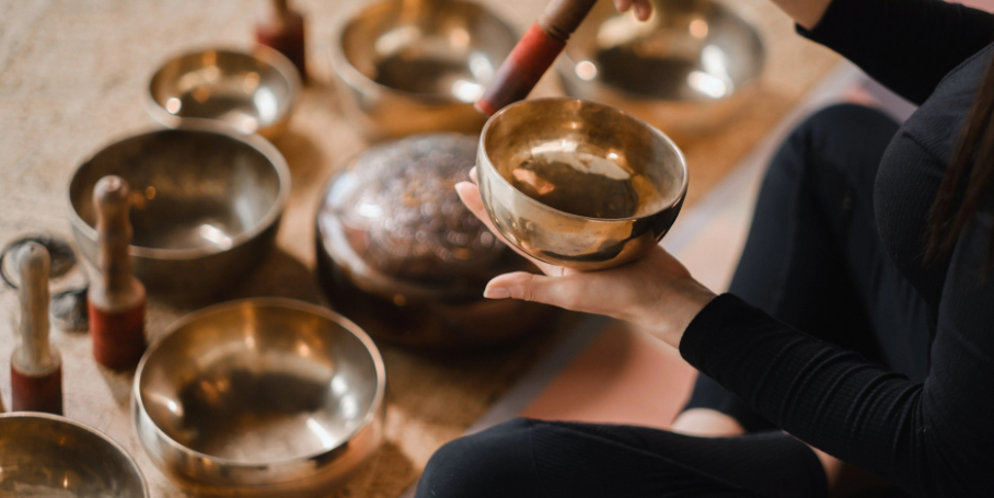 Les bols chantants tibétains : bienfaits, vibrations sonores et guide complet d'utilisatio