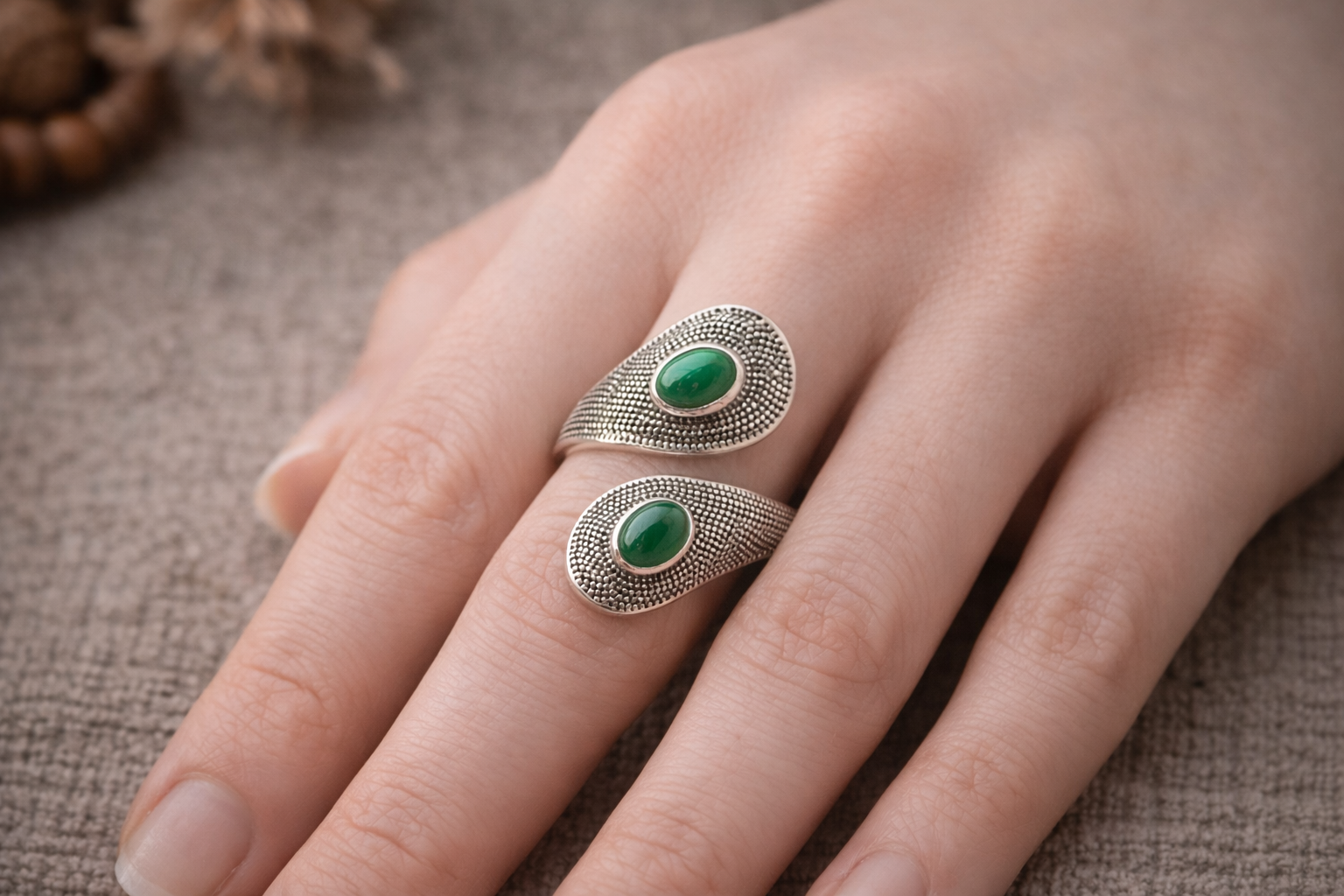 Bague Spirale – Malachite & Argent 925: deux anneaux argentés délicats avec pierre malachite verte sur le doigt