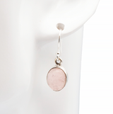 Boucle d’oreille pendante avec pierre rose et cadre argenté, esprit “Caresse de Rose” en quartz rose et argent 925