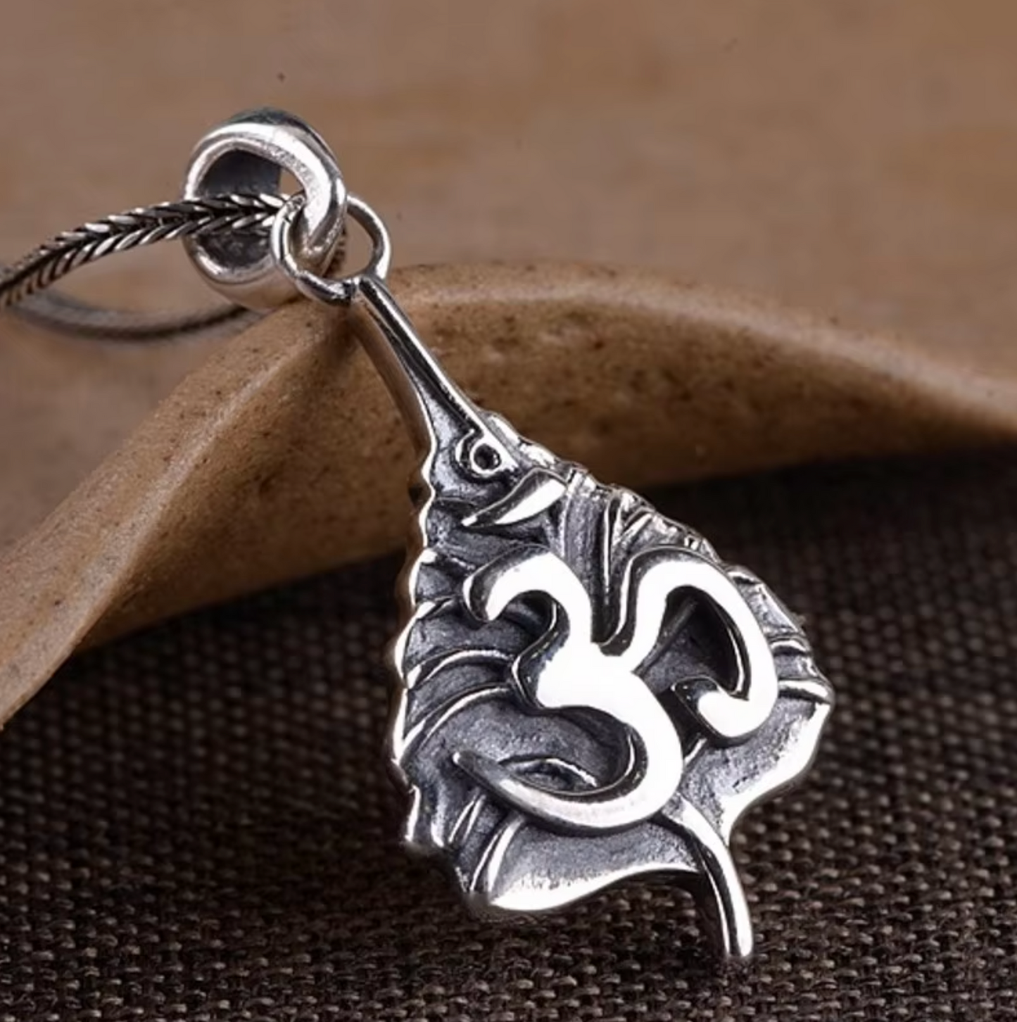 Buddhistischer Om-Anhänger aus 925er Silber
