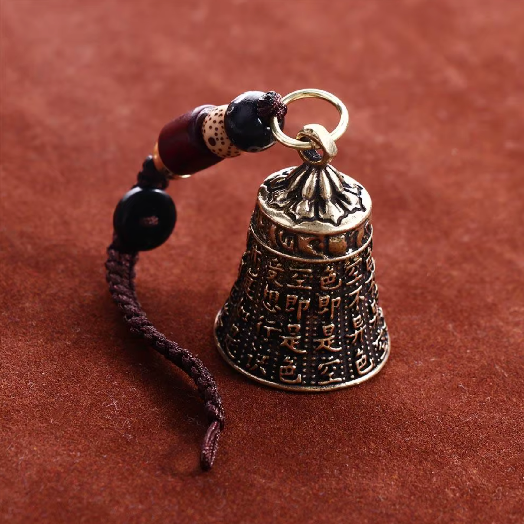 Schlüsselanhänger mit Glockenamulett und Gravur des Herzsutra