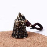 Schlüsselanhänger mit Glockenamulett und Gravur des Herzsutra