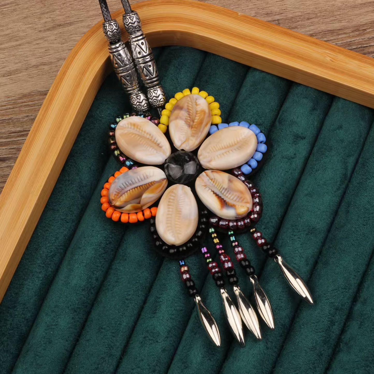 Anhänger aus Kaurimuschelblume