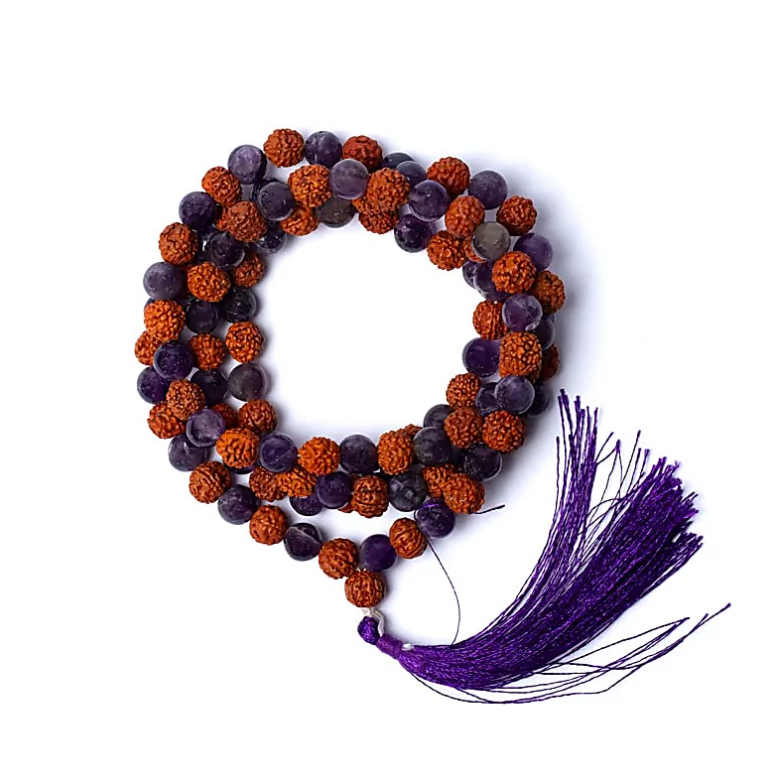 Mala 108 perles améthyste et rudraksha, déroulé en cercle avec pendentif violet et tresse assortie. Éveil spirituel et clarté mentale.