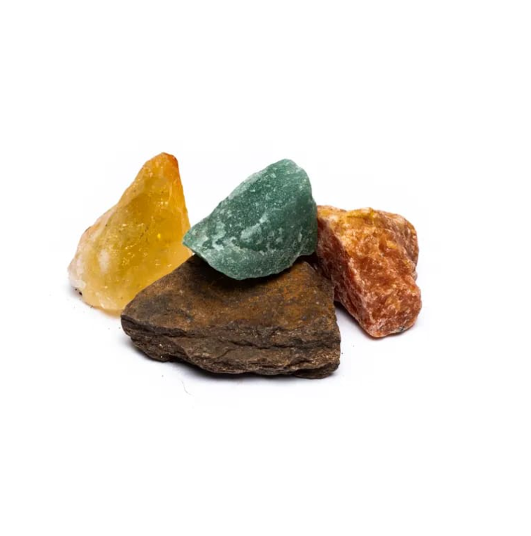 Pierres brutes multicolores (améthyste jaune, turquoise, vert, et brun) assemblées ensemble.