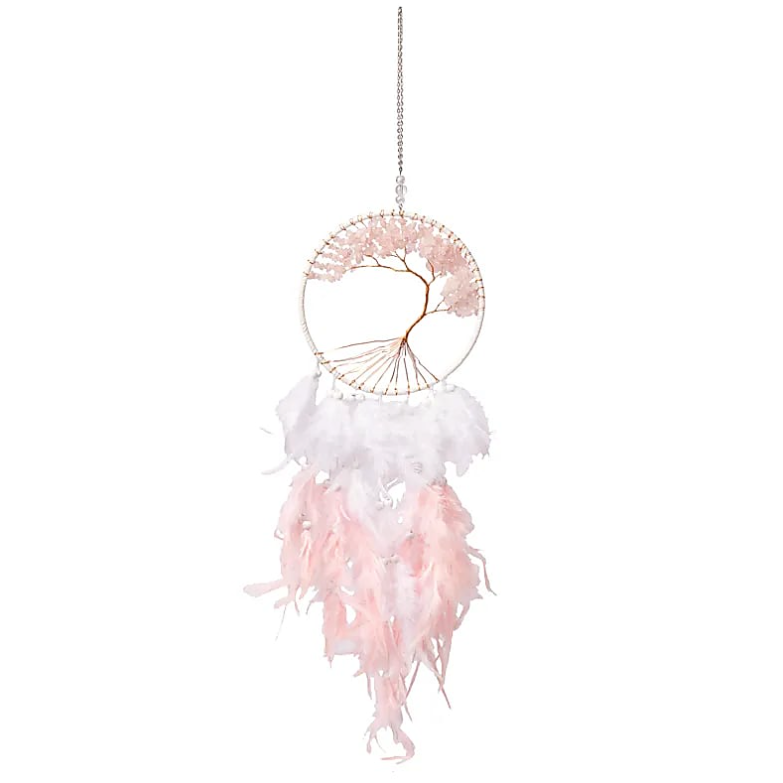 Attrape-rêves Arbre de Vie en quartz rose, cercle doré avec arbre rosé et plumes roses et blanches suspendues.