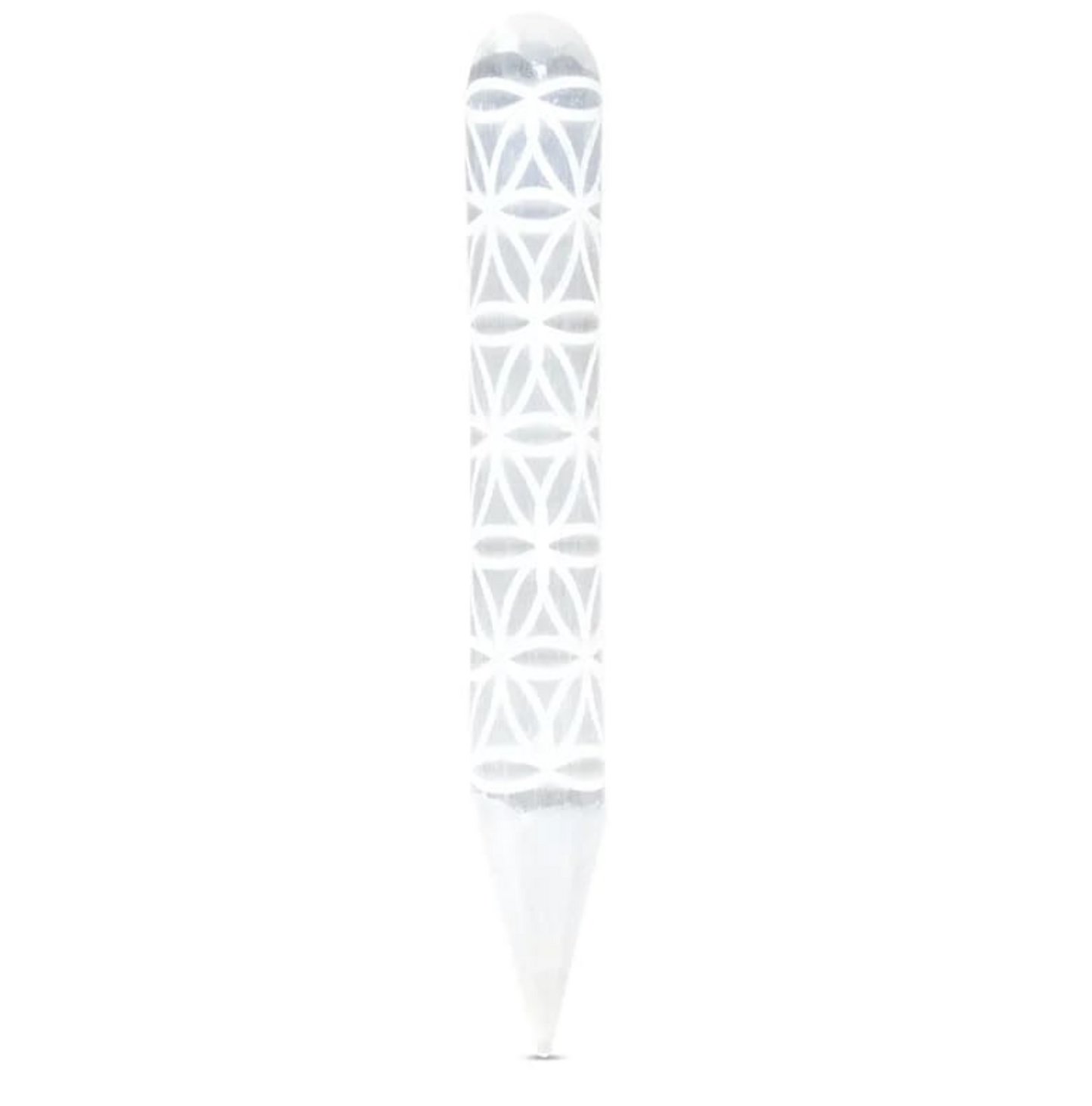 Baguette de Massage Sélénite Fleur de Vie, coincée au centre, montre un motif géométrique blanc translucide sur toute sa longueur.