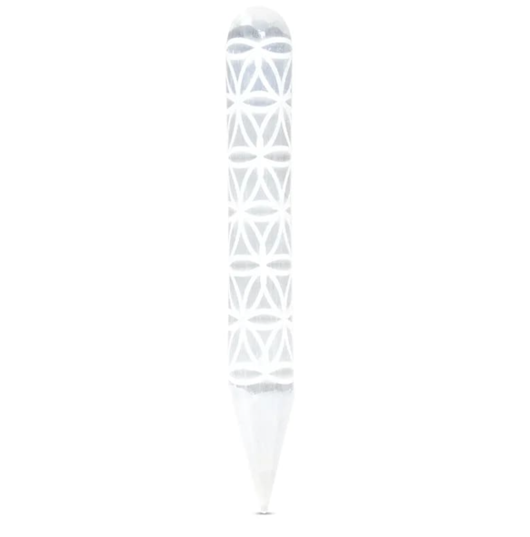 Baguette de Massage Sélénite Fleur de Vie, coincée au centre, montre un motif géométrique blanc translucide sur toute sa longueur.