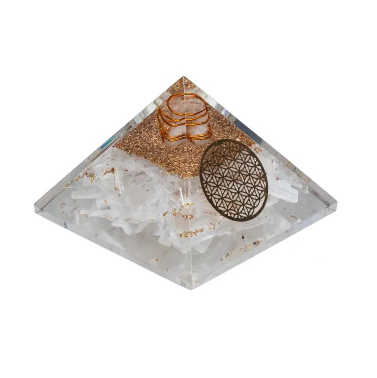 Orgonite Pure Lumière Sélénite – Fleur de Vie: pyramide en cristal clair ornée de cuivre enroulé et de particules dorées, motif Fleur de Vie gravé.
