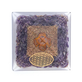 Orgonite Harmonie Céleste Améthyste – Fleur de Vie: pierre d’améthyste entourée de feuilles violettes dans un cadre, motif doré en forme de Fleur de Vie au centre.