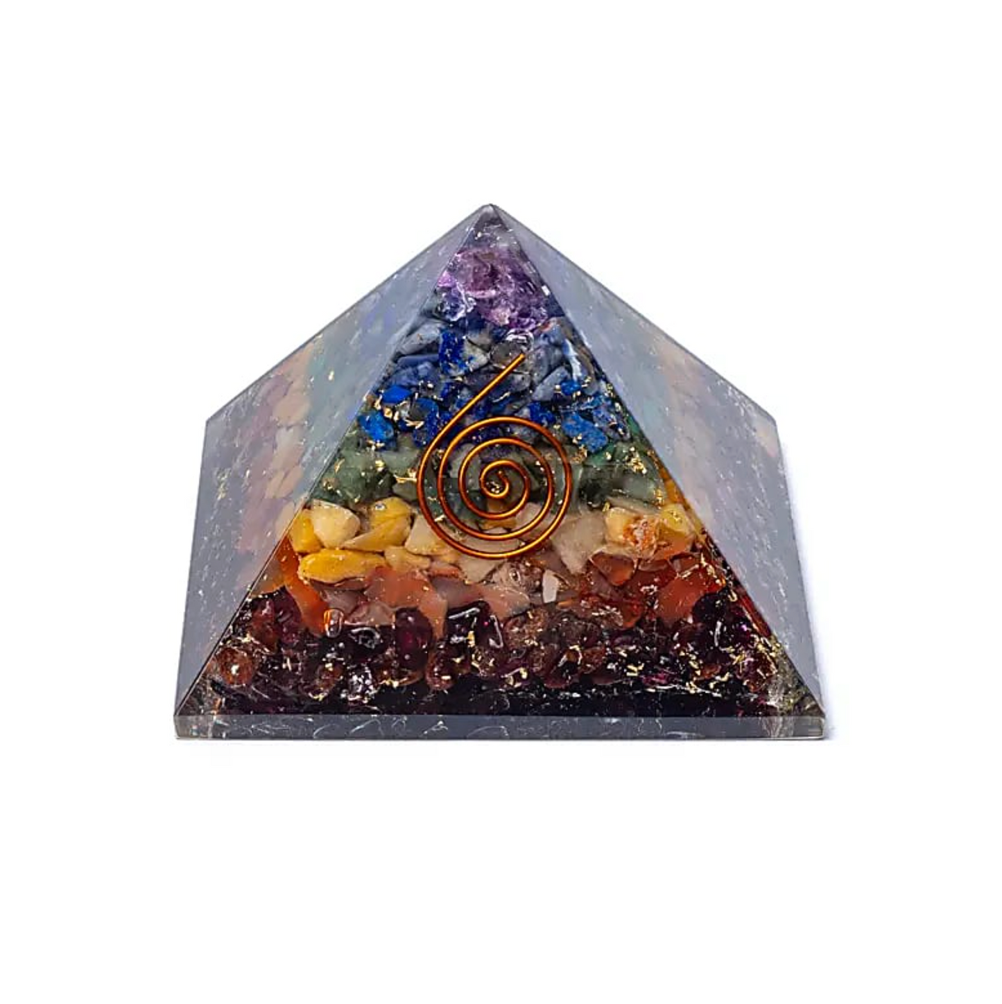 Orgonite Éveil des Chakras – 7 Pierres Naturelles, pyramide en résine avec inclusions de pierres multicolores et spirale métallique orange au centre.