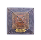 Orgonite Sagesse Cosmique Améthyste - Fleur de Vie: cavité noire avec spirales cuivre et motif doré au sol, intérieur décoré de gros cœurs et fractales.