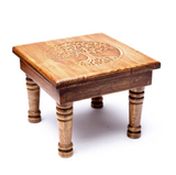 Table Arbre de vie Bois d’Acacia: petite table en bois avec pied tourné et dessus gravé d’un arbre de vie.