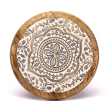 Table Mandala en Bois de Manguier: plan circulaire gravé avec motif mandala beige sur bois, profondeur et texture naturelles.