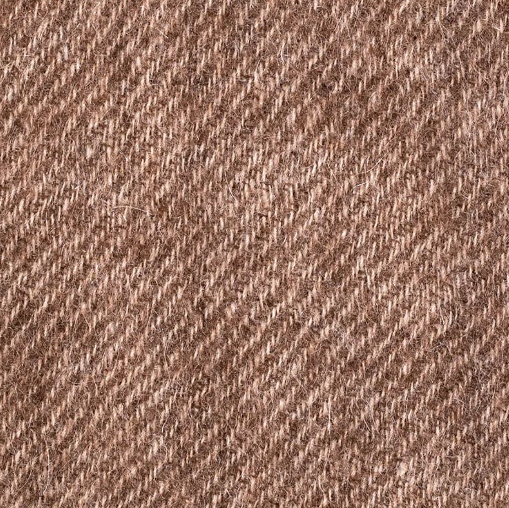 Texture serrée de laine brune, motif tissé en diagonales. Alt: Châle de Méditation 100% Laine de Yak—grande écharpe marron à texture douce et chaude.