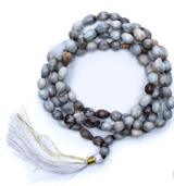 Mala en perles Vaijayanti grisâtre, guirlande de dévotion spirituelle en spirale avec tirage doré.