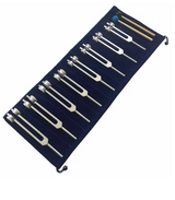 Set de 8 diapasons Chakras avec supports et mallette, cordon noir, affichage des fréquences et outils de pose inclus.
