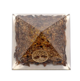 Orgonite Œil de Tigre – Arbre de Vie et Protection Énergétique, galet triangulaire doré et gravures en bois dans un cadre clair.