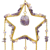 Attrape-Soleil Étoile Améthyste – Sérénité, Élévation et Harmonie Spirituelle: pendentif étoile en pierres d’améthyste entouré de fils dorés et chaînes délicates.