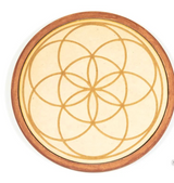 Grille de cristal circulaire avec motif géométrique en cercles dorés sur fond clair, encadrement en bois.