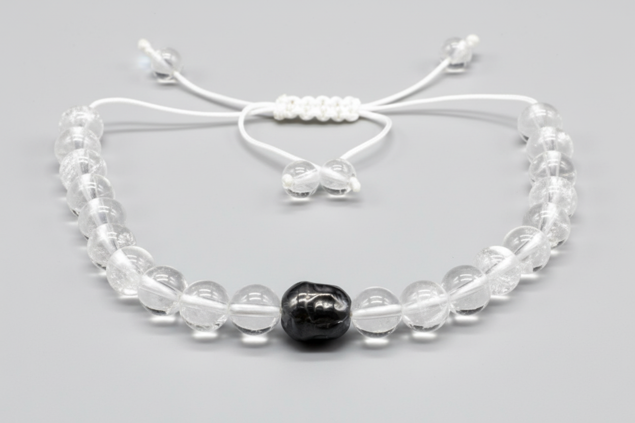 Bracelet ajustable Bouddha en cristal de roche transparent avec perle centrale noire et cordon blanc.