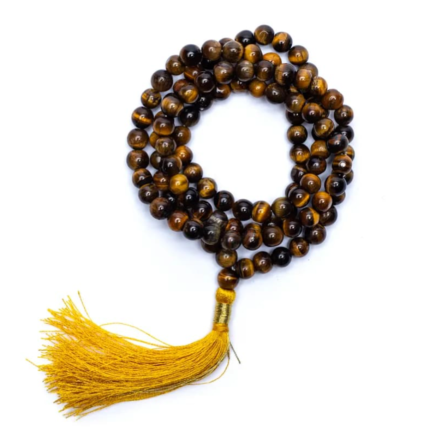 Mala 108 perles œil de Tigre enroulée avec pompon jaune doré, utilisé pour protection et puissance.