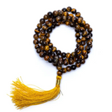 Mala 108 perles œil de Tigre enroulée avec pompon jaune doré, utilisé pour protection et puissance.