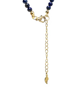 Collier pierre lapis-lazuli avec pendentif lune et rallonge dorée, perles bleues et fermoir, symbole de sagesse et protection.