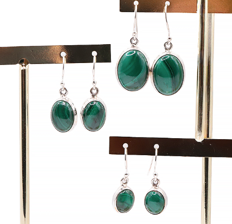 Boucles d’oreilles Onde Verte Malachite et Argent 925: pendentifs ovales malachite vert profond, montures et accroches argentées 925.