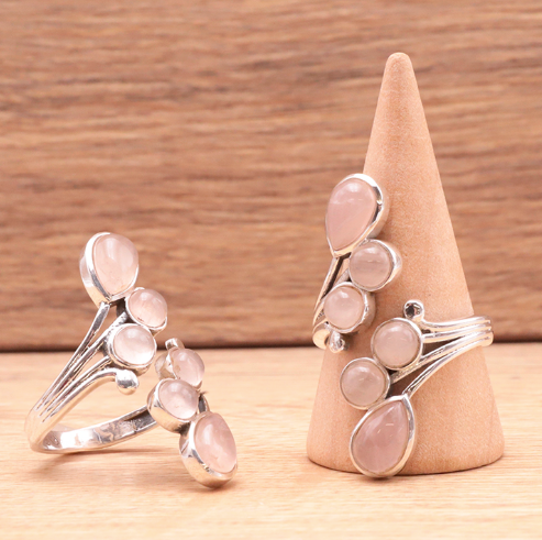 Bague en argent 925 Or rose quartz, design ramifié avec des cabochons roses, motif floral élégant et apaisant.