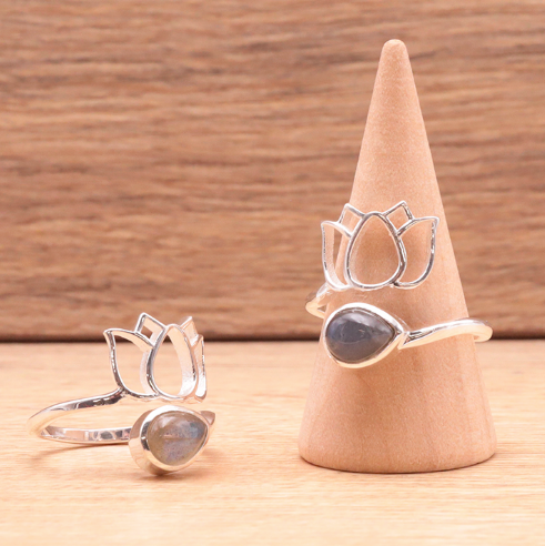 Bague Lotus en argent 925 avec labradorite et motif lotus, ponctuée d’une pierre lune, image sur support bois