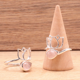 Bague Lotus Quartz Rose et Argent 925, motif lotus et pierre rose sur bague dorée argentée, sur support conique.