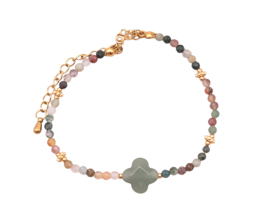 Bracelet en perles fines multicolores avec pierre centrale verte en forme de quarteau, finement ajusté, orné de détails dorés et chaînette ajustable. Bracelet Agate Indienne et Fleur d’Aventurine Verte – Harmonie