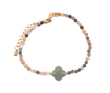 Bracelet en perles fines multicolores avec pierre centrale verte en forme de quarteau, finement ajusté, orné de détails dorés et chaînette ajustable. Bracelet Agate Indienne et Fleur d’Aventurine Verte – Harmonie