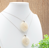 Pendentif Elyna – Pierre de Lune Beige: collier double avec deux pendentifs ovale beige clair en pierre de lune sur chaîne argentée.