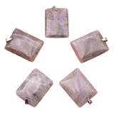 Pendentif Iris – Labradorite Violette: pendentif en labradorite violette rectangulaires, bruts, avec de petites bélières argentées.