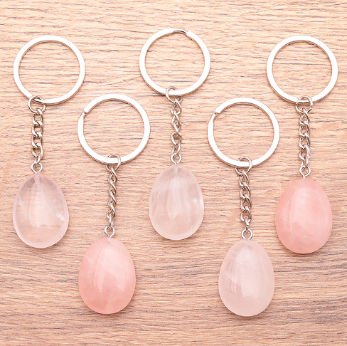 Porte-clés rainurés à chaîne avec crochets, chacun ornant une pierre quartz rose en forme d’œuf.