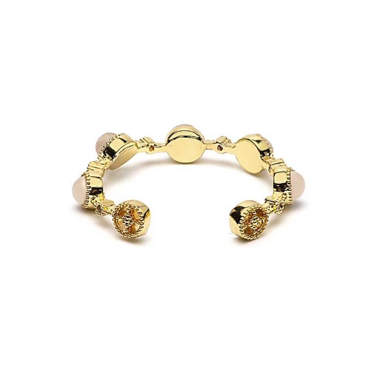 Bague Amoria  avec quartz rose naturel, design ouvert et perles dorées décoratives.