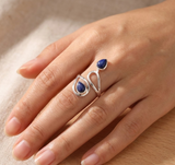 Bague argent 925 avec pierres lapis-lazuli bleues en motifs ciel d’Orient, portée sur le doigt.