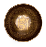 Bol Chantant Gravé 23 cm: plaque ronde en bronze gravé avec motif central et inscription runique tout autour.