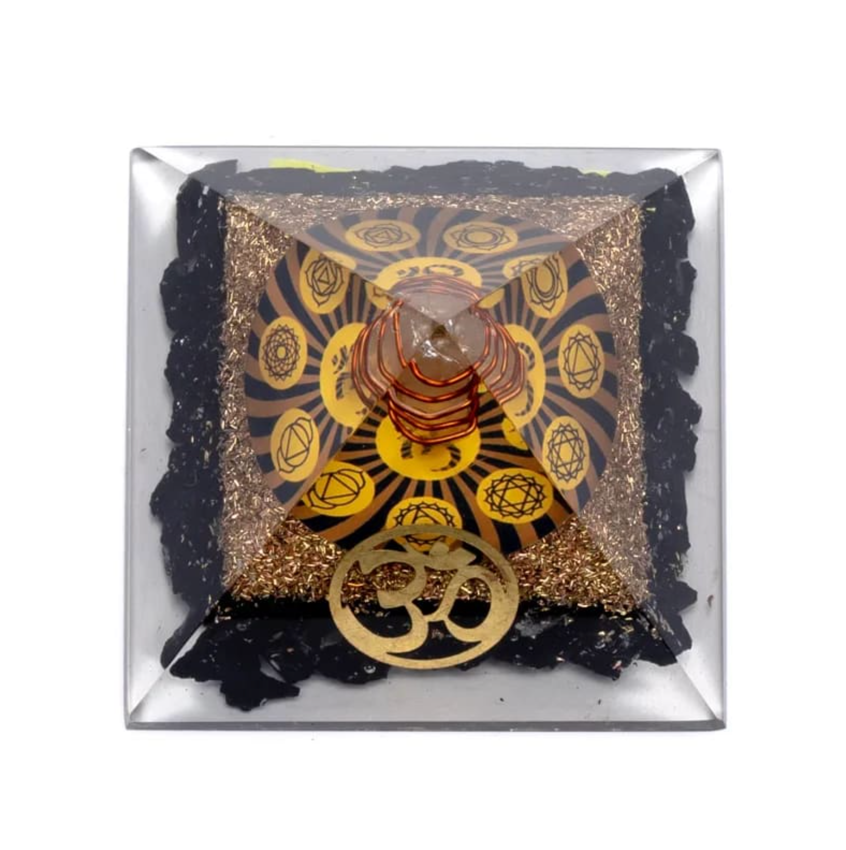 Orgonite chakra tourmaline noire décoré de motifs mandala dorés dans une boîte, avec éclats métalliques noirs et cuivre.