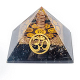 Orgonit-Pyramide Chakra aus schwarzem Turmalin und Om-Symbol
