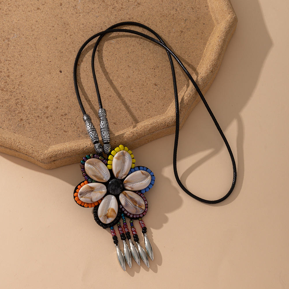Anhänger aus Kaurimuschelblume