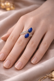 Bague Sorbe Azuré avec lapis-lazuli et argent 925 enveloppant le doigt, design double tour argenté orné de perles.