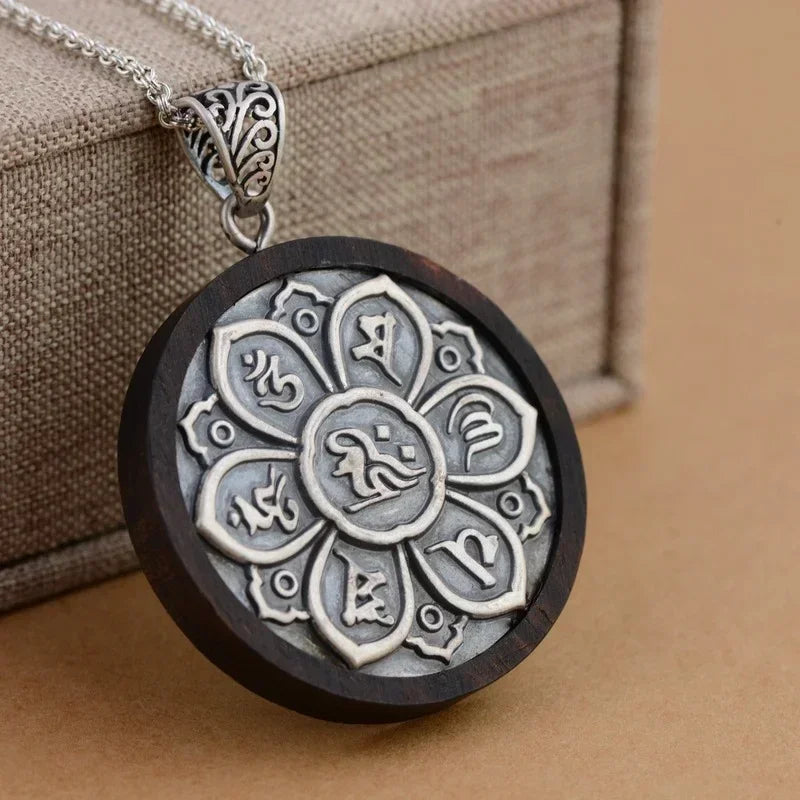 Buddhistischer Anhänger aus 925er Sterlingsilber und Sandelholz