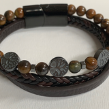 Bracelet chic en cuir torsadé et perles œil de tigre avec motifs arbre de vie gravés sur des rondelles métalliques gris, mélange sombre. Protections et force intérieure.
