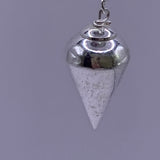 Pendule Divinatoire en Acier - forme conique: capuchon métallique et chaîne visibles avec une pointe conique argentée suspendue.