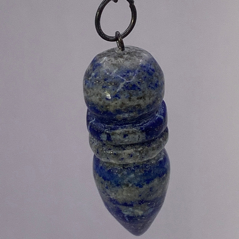 Pendule égyptien en lapis lazuli, pierre bleu-royal façonnée en forme conique suspendue à un anneau métallique.