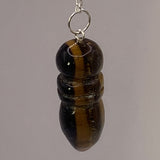 Pendule égyptien en œil de tigre avec chaîne et anneau argenté, forme cylindrique et lustrée.